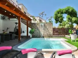 Villa Puerto Rico in front of the shopping center with private heated saltwater pool with jacuzzi & arcade games