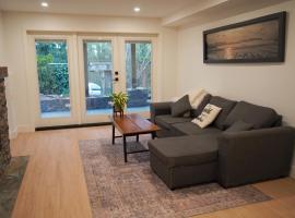 Spacious Forested Garden Suite, hotel in North Vancouver