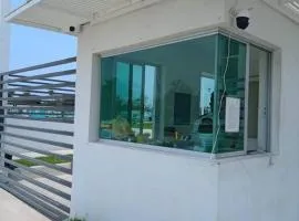 Todo el departamento tiene aire acondicionado