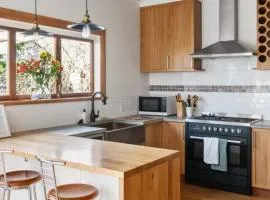 600m to CBD - Riverfront Home