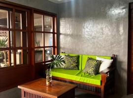 Le Sornavi Bungalow, hotel v destinaci Neojon