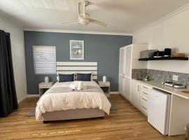 Plett57 - Self Catering - Room No1, guest house in Plettenberg Bay