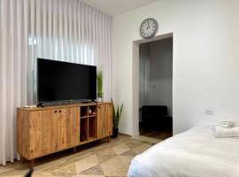 דירת אירוח חגית, homestay in Sede Naẖum