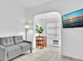 Downtown Hollywood Beach Blvd Studio Getaway