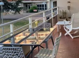 Le Neptune place de Marbre plage et port