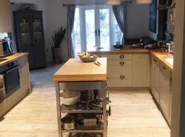 Spacious 4 bed house 10 min from Silverstone