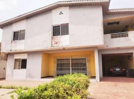 Modern 5Bed 4Bath Gated House, hotel v destinaci Ikeja