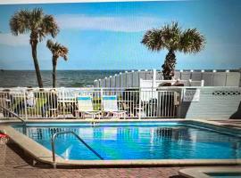 Coastal Waters 103, serviced apartment in New Smyrna Beach