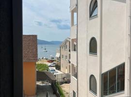 2 Bedroom apartment with sea view, hotel i Župa