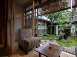 越中井波町屋旅館古香里庵, ξενοδοχείο με υδρομασάζ σε Nanto