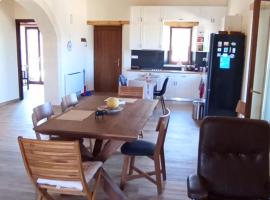 Summer Villa with sea view,6 min drive from airport, near Seitan Limania beach, lodge a Khordhákion