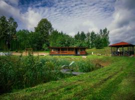Domek na Mazurach nad stawem z jacuzzi, hotel v destinaci Pasym