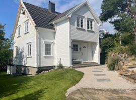 Nydelig fritidsbolig med sjøutsikt，位于阿伦达尔的带热水浴缸的酒店