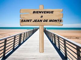 Bungalow convivial à Saint-Jean-de-Monts avec piscine partagée, Hotel in Saint-Jean-de-Monts