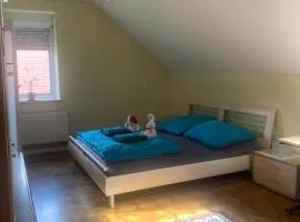 Helles Dachzimmer