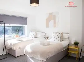 Spacious 7-Bed Home for Contractors & Families in St Helens