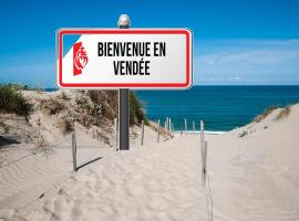 Bungalow charmant à Saint-Jean-de-Monts avec piscine privée, Hotel in Saint-Jean-de-Monts