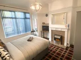 Leeds Super Spacious, 4 Bedroom property City Centre