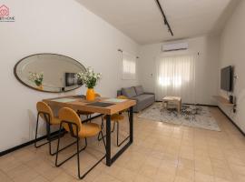 Sea view apartment with balcony, ξενοδοχείο στη Νετάνια