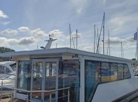 MOONLIGHT HOUSEBOAT, hotel di Świnoujście