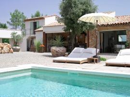 Le Clos Des Cambres, hotel v destinaci Les Arcs sur Argens
