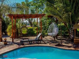House - Sleeps 10 - Pool - Parking - Patio, hotel com piscina em Bulawayo