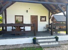 Domek letniskowy 8-osobowy nad jeziorem Wilczyńskim, chata v destinaci Świętne