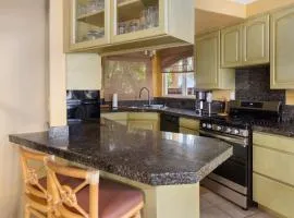 Plumeria Suite, 2-bedrooms, sleeps 6, pool & BBQ, Pre-Renovation Summer Sale