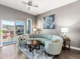 Penthouse Apt - PoolGymHotTubPkg - View!