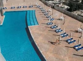 Luxury Corniche Residence 2 BHK pool gym wifi sea front, lemmikloomasõbralik hotell sihtkohas Ajman 