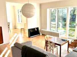 Villa Apartment near Lousiana, villa in Humlebæk