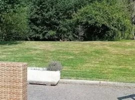 Gîte familial au bord de l'Orne, au pied du château de Mesnil-Glaise
