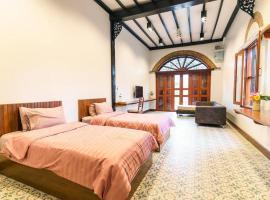 ROSE - Fong Lee CC Lampang Walking Street, hotel com banheiras de hidromassagem em Lampang