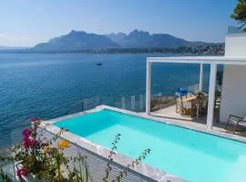 Design house with pool & direct access to the sea