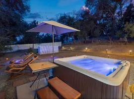 HIlltop Oasis with games, hot tub, Fire-pit, Deck, Views