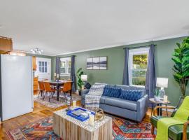 New River Gorge Cottage w Hot Tub, Fire Pit, Grill, hotel v destinaci Oak Hill
