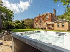 Burnock Lodge with Hot Tub