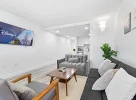 Mins from Disney Gym Pool Parking Pet Friendly