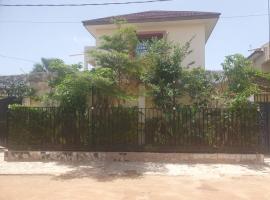 KJ Rooms，Sere Kunda的有停車位的飯店