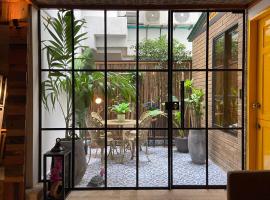 Luxury House with Sleek Terrace in Cartagena, villa in Cartagena de Indias