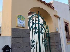 Casa Amena con ampio terrazzo e giardino, casa de campo em Lipari