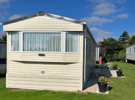 A 'Small' Hideaway, hotel com piscina em Pakefield