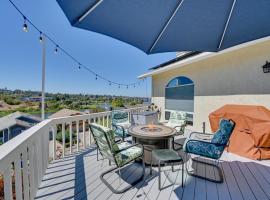 San Marcos Getaway with Deck and Lake Views!, hotel en San Marcos