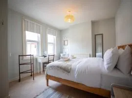 Close to Bars & Restaurants - Four Showers and Parking - Ideal for Contractors, Professionals & Groups