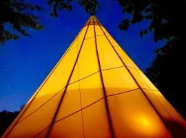 Évasion Nature: Tipi sur Pilotis avec Étang, Barque et Pétanque à Maulde, Frontière Belge - FR-1-510-148