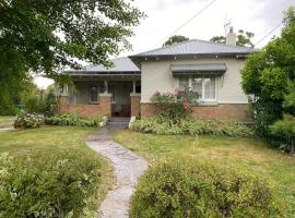 Stylishly renovated bungalow, bangalo sihtkohas Orange