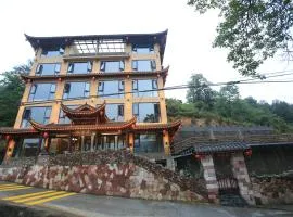 Mountain-scenery inn