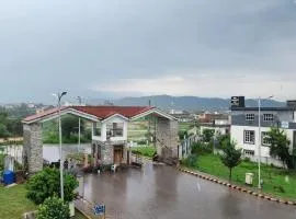 Haven Lodge Islamabad, 4BR vacation home, hot tub & mountain view