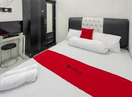 Telukjambe में, होटल RedDoorz Near Karawang Central Plaza