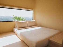 Rimbun Farm Cabin & Camp，Plaga的豪華露營地點